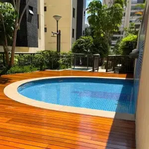 piso-madeira-piscina-resina-eco-empresa-instalacao-deck