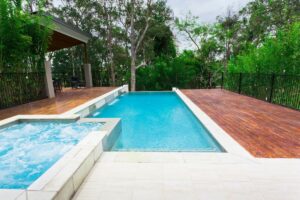 Piso para piscina: conheça as vantagens do deck de madeira